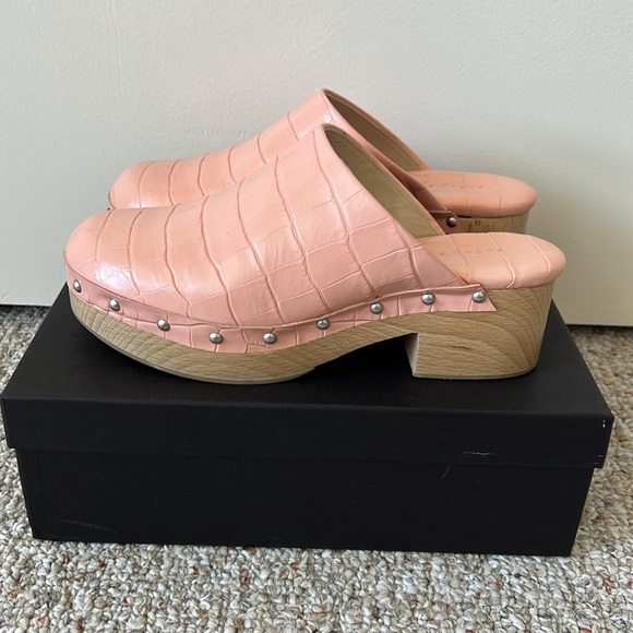 NWT Freda Salvador Samantha Clog in Peony Embossed Croc. Size 8.5 - Picture 2 of 7